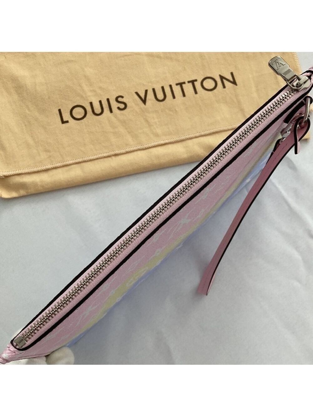 đ
șnwot Louis Vuitton Limited Edition Escale Neverfull MM Pochette - Picture 6 of 10